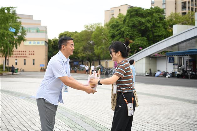 爱如星火 造炬成光——成都棠湖外国语学校2024年教师节庆祝表彰大会 