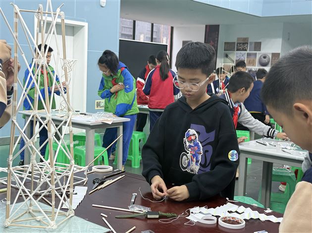 附小科技组师生齐上阵，双双荣获一等奖 