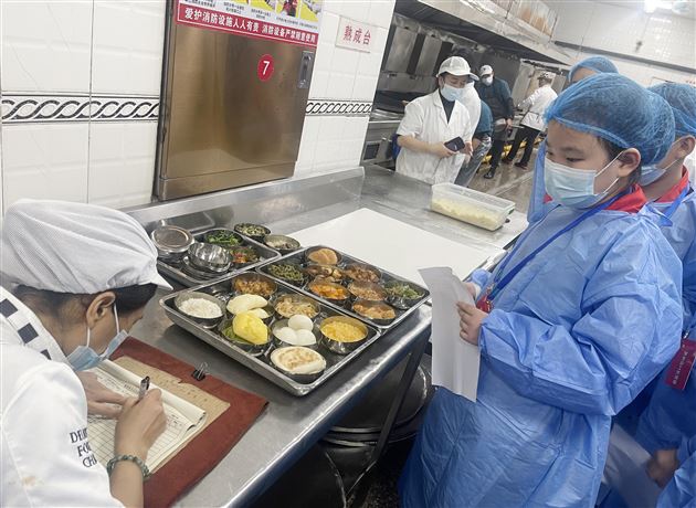 健康相伴，眼见为“食”——棠外膳食管理学生委员会深入学校餐厅参观