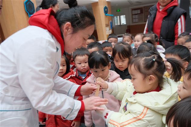 奇思妙想 玩转科学——棠湖仁智幼儿园婴小班科学体验活动