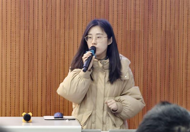 孙静主任主持会议 