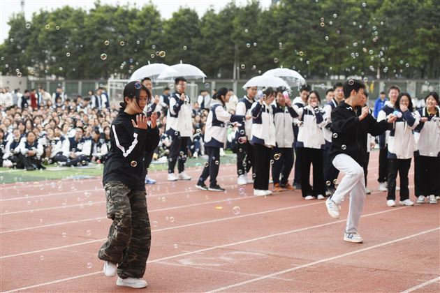 梦驰赛场燃青春 “径”彩飞扬展风华——棠外高中举行“多威杯”第二十一届田径运动会