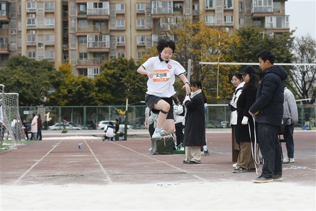 梦驰赛场燃青春 “径”彩飞扬展风华——棠外高中举行“多威杯”第二十一届田径运动会