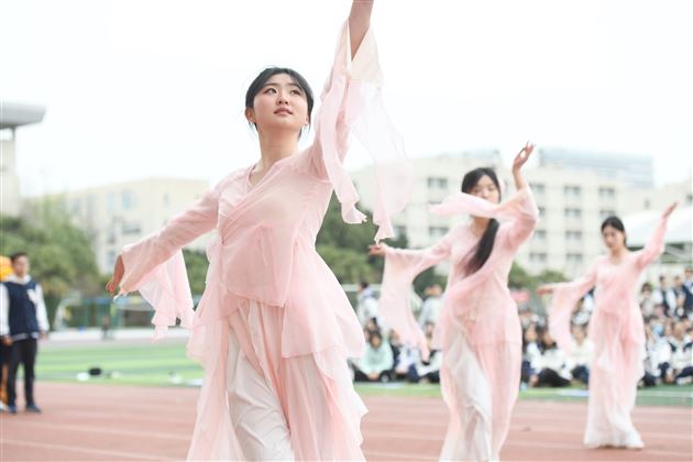 梦驰赛场燃青春 “径”彩飞扬展风华——棠外高中举行“多威杯”第二十一届田径运动会