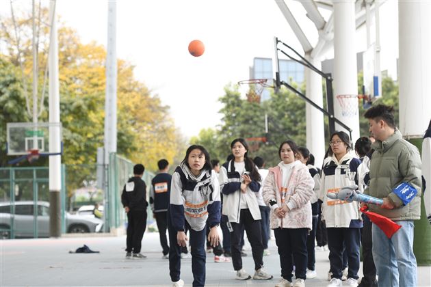 梦驰赛场燃青春 “径”彩飞扬展风华——棠外高中举行“多威杯”第二十一届田径运动会 
