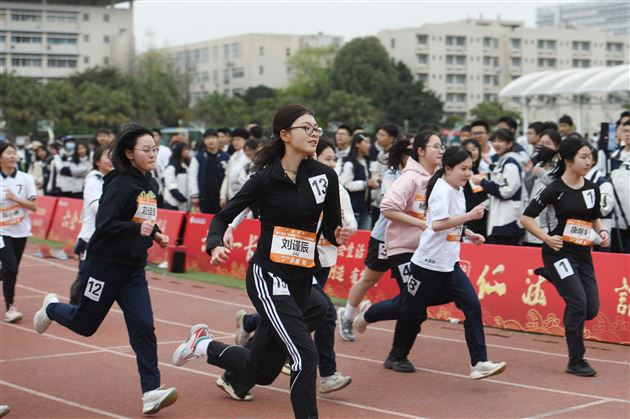 梦驰赛场燃青春 “径”彩飞扬展风华——棠外高中举行“多威杯”第二十一届田径运动会