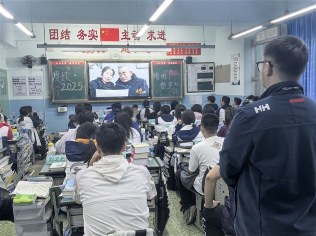 各班观看红色爱国励志影片