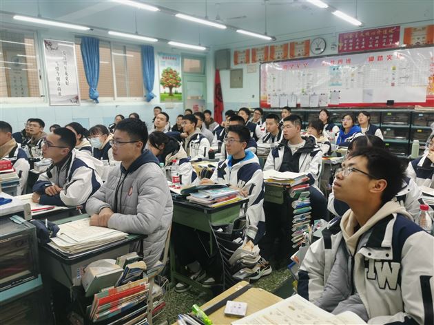 班会课学生认真聆听