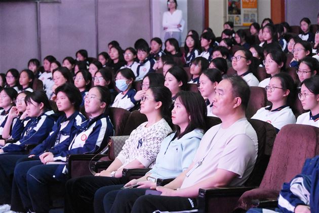 医校携手共发力 护航青春不迷茫——棠外初中开展青春期女生生理健康知识讲座