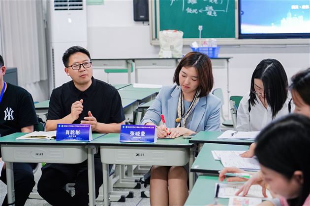 棠外初中张晓莹老师受邀在四川省中学校长协会初中专委会2025年学术年会中作示范课展示