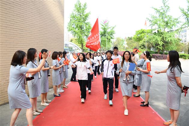 榜样为灯 学法为舟——棠外初中开展初2022级学法指导暨学生表彰大会