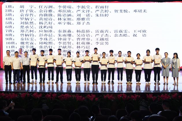 榜样为灯 学法为舟——棠外初中开展初2022级学法指导暨学生表彰大会