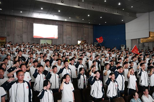 榜样为灯 学法为舟——棠外初中开展初2022级学法指导暨学生表彰大会