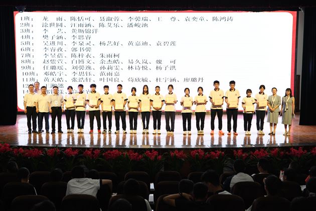 榜样为灯 学法为舟——棠外初中开展初2022级学法指导暨学生表彰大会