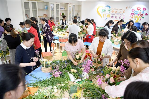以花传情 “寓” 见幸福——棠外初中开展生活老师心理关怀主题活动