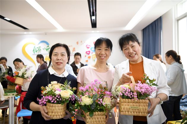 以花传情 “寓” 见幸福——棠外初中开展生活老师心理关怀主题活动