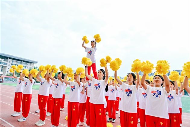 红色基因燃赛场，青春逐梦绽锋芒——成都棠湖外国语学校初中“多威杯”第二十一届春季田径运动会圆满举行 