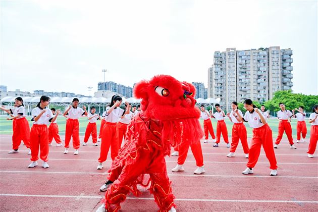 红色基因燃赛场，青春逐梦绽锋芒——成都棠湖外国语学校初中“多威杯”第二十一届春季田径运动会圆满举行