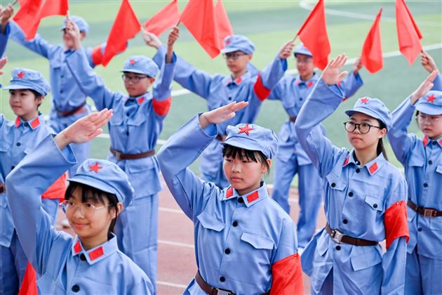 红色基因燃赛场，青春逐梦绽锋芒——成都棠湖外国语学校初中“多威杯”第二十一届春季田径运动会圆满举行 