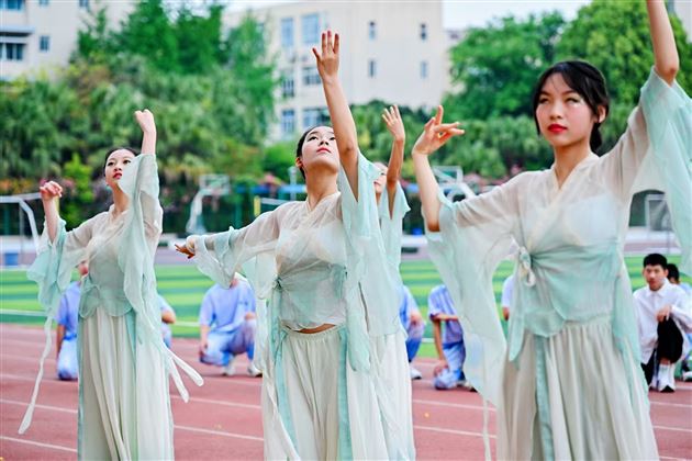 红色基因燃赛场，青春逐梦绽锋芒——成都棠湖外国语学校初中“多威杯”第二十一届春季田径运动会圆满举行 