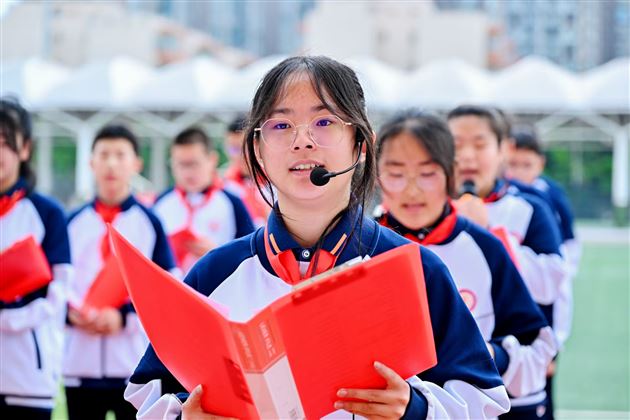 红色基因燃赛场，青春逐梦绽锋芒——成都棠湖外国语学校初中“多威杯”第二十一届春季田径运动会圆满举行