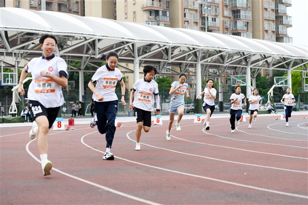 红色基因燃赛场，青春逐梦绽锋芒——成都棠湖外国语学校初中“多威杯”第二十一届春季田径运动会圆满举行