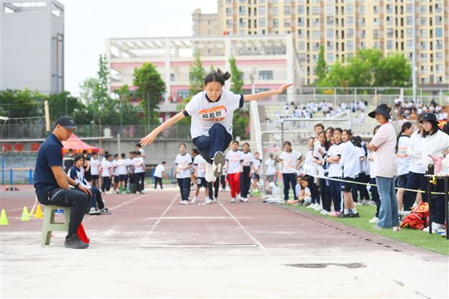 红色基因燃赛场，青春逐梦绽锋芒——成都棠湖外国语学校初中“多威杯”第二十一届春季田径运动会圆满举行