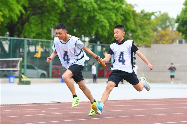 红色基因燃赛场，青春逐梦绽锋芒——成都棠湖外国语学校初中“多威杯”第二十一届春季田径运动会圆满举行