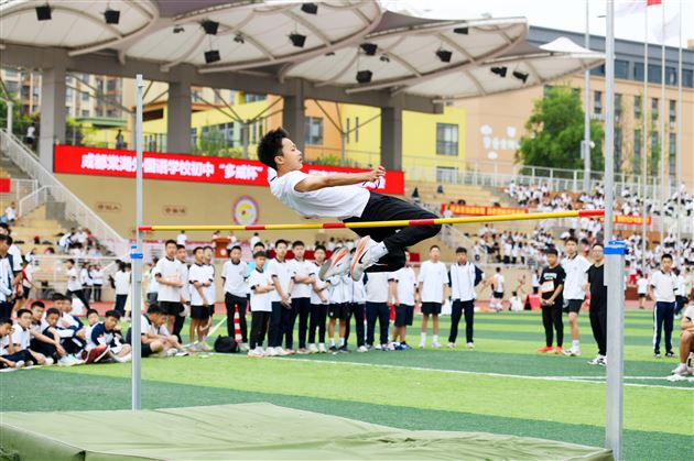 红色基因燃赛场，青春逐梦绽锋芒——成都棠湖外国语学校初中“多威杯”第二十一届春季田径运动会圆满举行