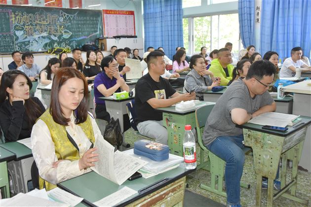 家校携手析学情 精准沟通促成长——棠外初2024级开展七年级下期半期家长会