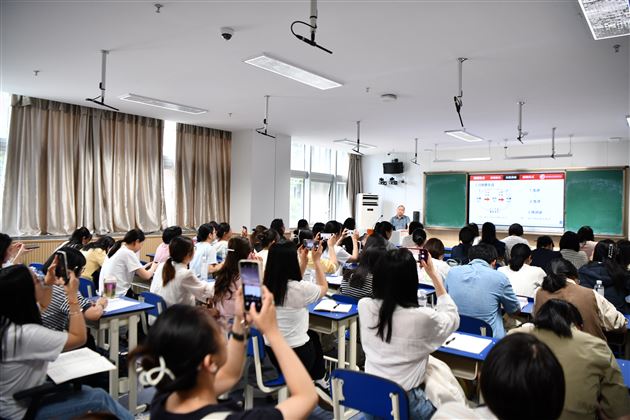 棠外周永孝老师受邀为全市中职语文教师讲座