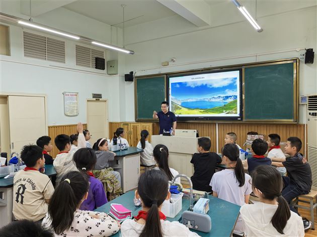 双流区科学教研员一行莅临棠外附小视导