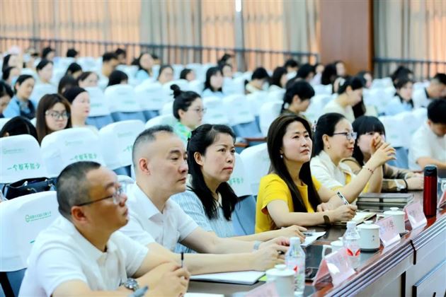 棠外附小受邀在双流区小学英语分级群文阅读研讨活动中做分享