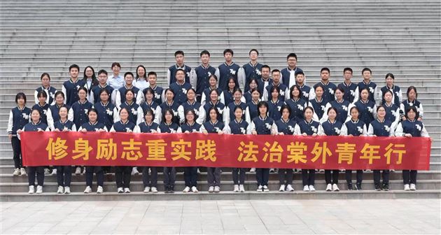 同学们在双流区人民法院门前合影