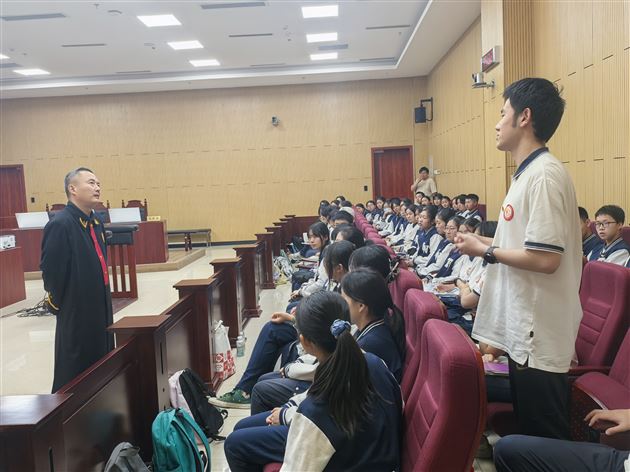 旁听庭审与法官互动提问 