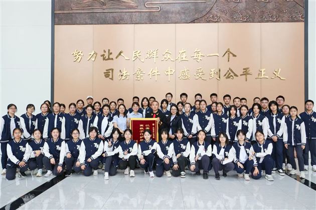 赠送锦旗合影留念