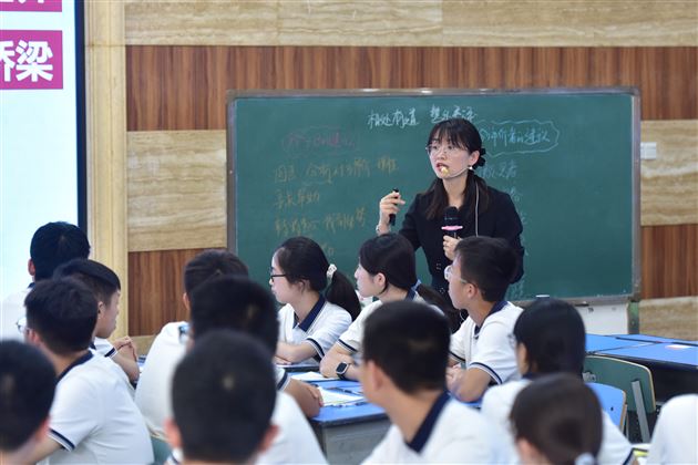 以理念为帆 筑育人之基——成都市第十一届中小学班主任技能大赛决赛（中学 3 组）在我校圆满收官