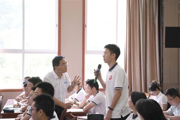 以理念为帆 筑育人之基——成都市第十一届中小学班主任技能大赛决赛（中学 3 组）在我校圆满收官