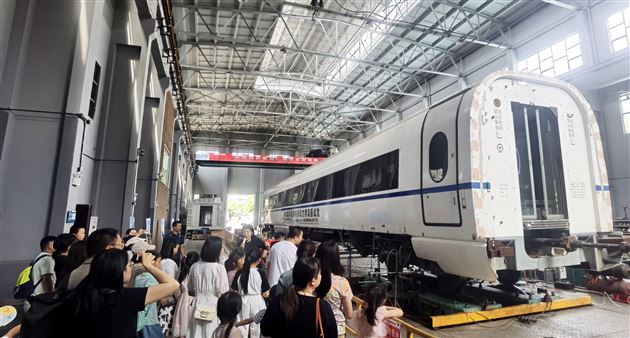 参观实验操作台