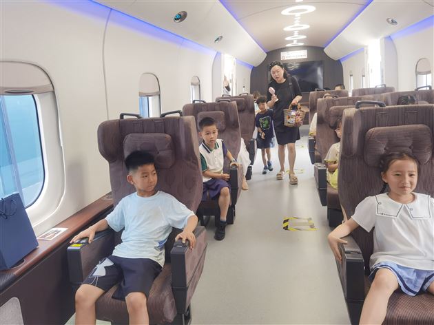 体验磁悬浮列车