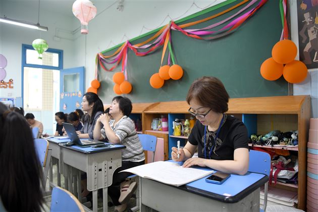 深研教材促成长，精耕课堂求发展——成都市小学道德与法治教研员周玫老师莅临棠外附小指导工作