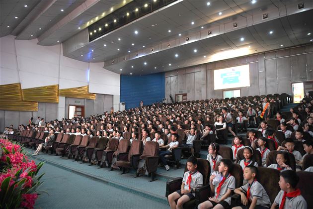 携手探索AI奥秘——记棠外附小四年级家长义工课堂