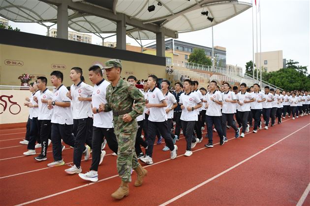 展军训成果 扬青春志气——棠外高2025级国防教育汇报表演暨队列队形比赛圆满落幕