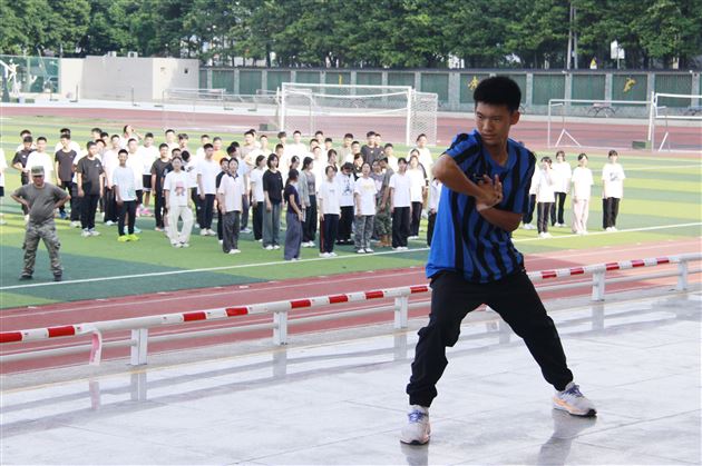 展军训成果 扬青春志气——棠外高2025级国防教育汇报表演暨队列队形比赛圆满落幕