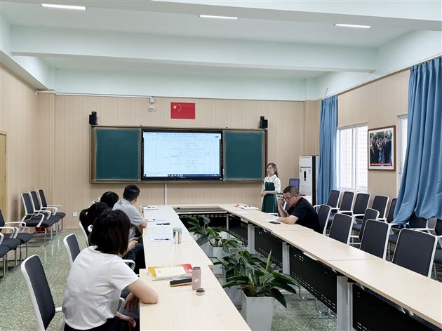 课题组成员进行线下研讨及分工