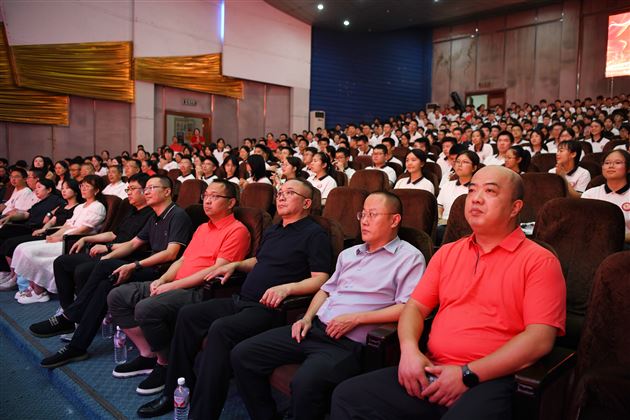 壮观天地 与立苍穹——记棠外高2023级“零诊”表彰暨高三启动仪式