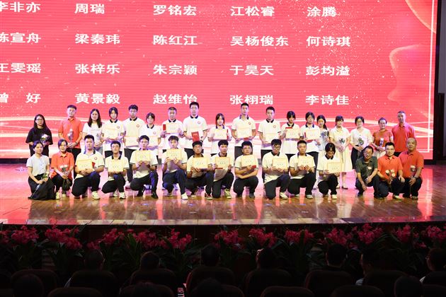 壮观天地 与立苍穹——记棠外高2023级“零诊”表彰暨高三启动仪式