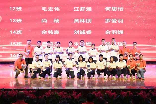 壮观天地 与立苍穹——记棠外高2023级“零诊”表彰暨高三启动仪式