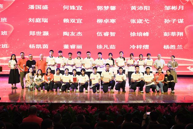 壮观天地 与立苍穹——记棠外高2023级“零诊”表彰暨高三启动仪式