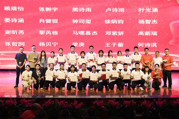 壮观天地 与立苍穹——记棠外高2023级“零诊”表彰暨高三启动仪式